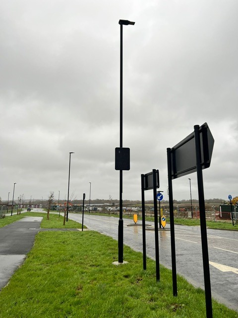 Speed indicator device on a lampost by signage and on a verge